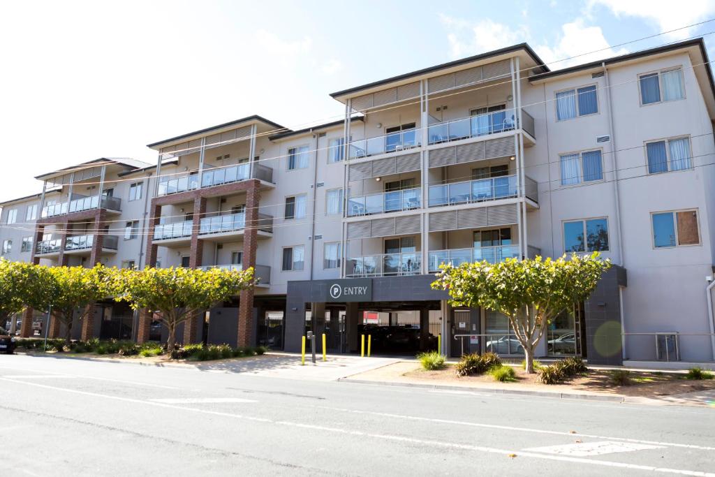 una calle vacía frente a un edificio de apartamentos en Quest Shepparton, en Shepparton