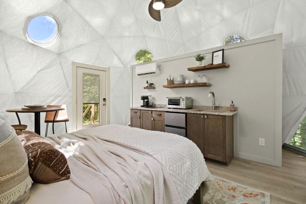 Köök või kööginurk majutusasutuses Gorgeous Dome with Breathtaking Landscape Views in North Carolina