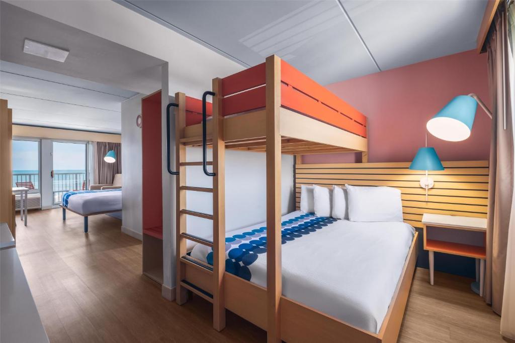 Golden Sands Oceanfront Hotel - 