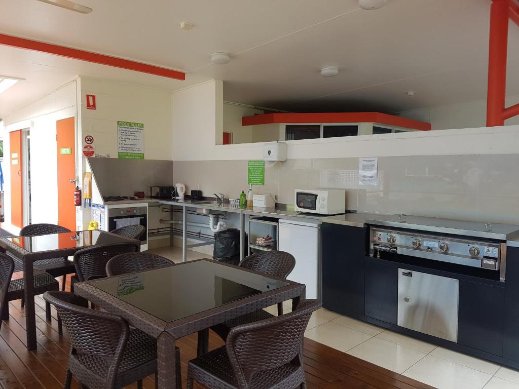 Kuchyň nebo kuchyňský kout v ubytování Port Douglas Motel