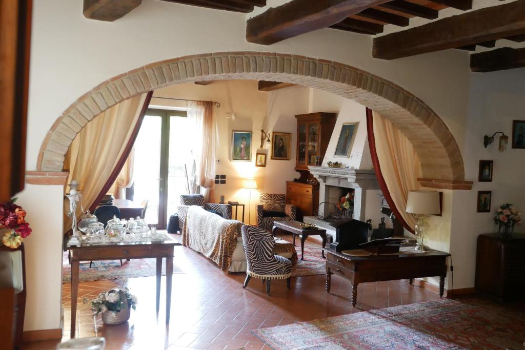 an archway in a living room with a couch and chairs at Il Mulino in Arezzo