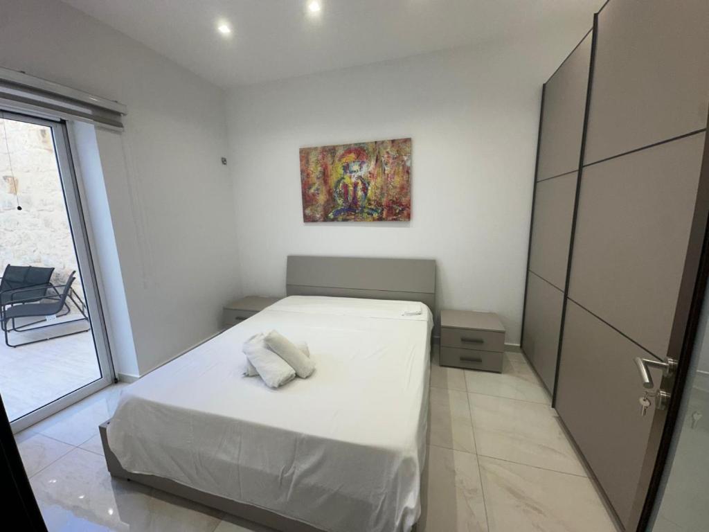 Katil atau katil-katil dalam bilik di Sliema Spacious Room