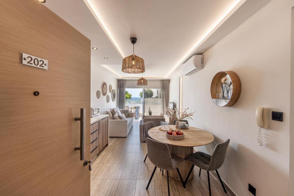 une cuisine et un salon avec une table et des chaises dans l'établissement Pallini 202, à Protaras