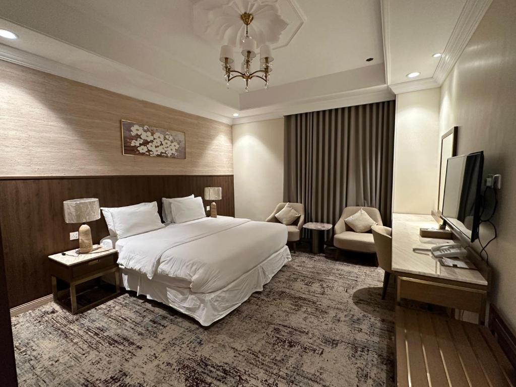 una habitación de hotel con una cama y un televisor en شقق جوين المخدومة- اقتصادي, en Yeda