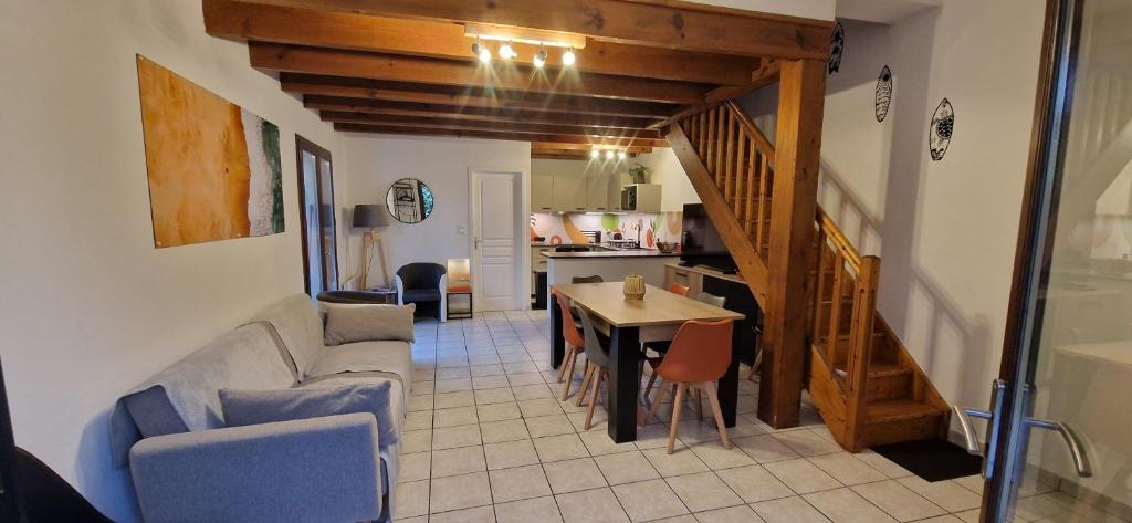 un salon avec un canapé et une table dans l'établissement Maison 6 pers Evasion Landaise proche plage et à côté du lac, à Vielle-Saint-Girons