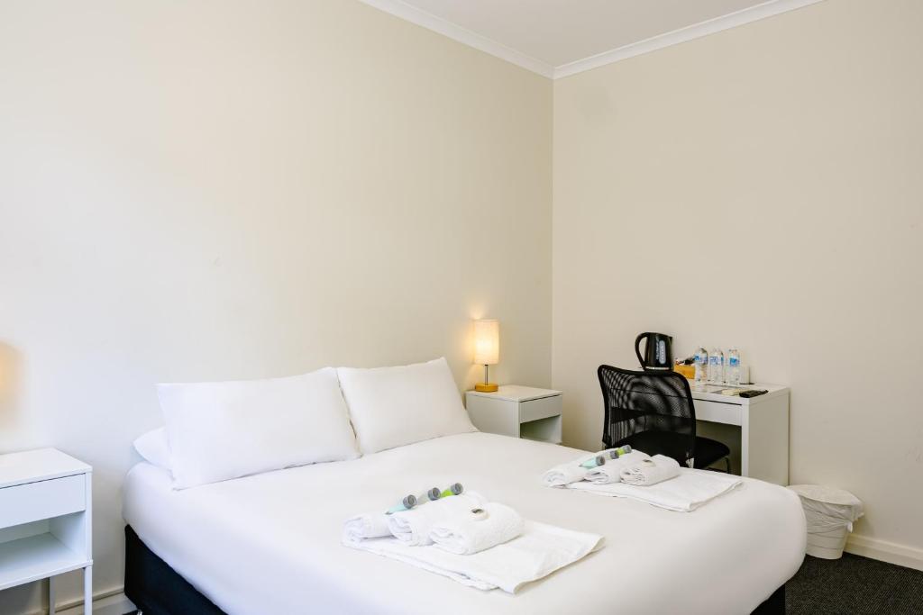 
Queen Room with Shared Bathroom
