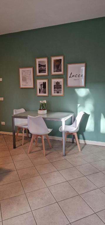 Χώρος καθιστικού στο Lucca's Green Gem Home