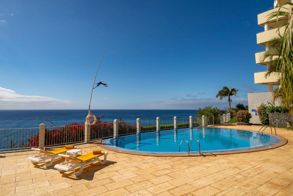 una piscina con vista al mar en Arcadas III by An Island Apart, en Funchal