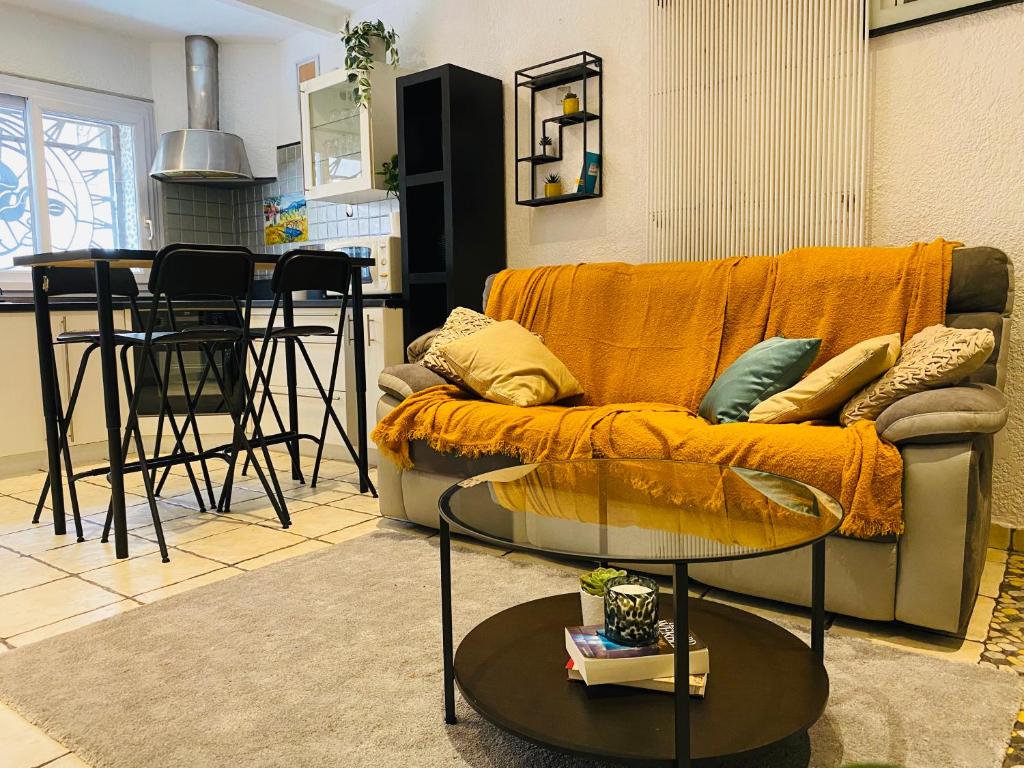 レ・ペンヌ・ミラボーにあるTriplex cosy au cœur du villageのソファとテーブルのあるリビングルーム