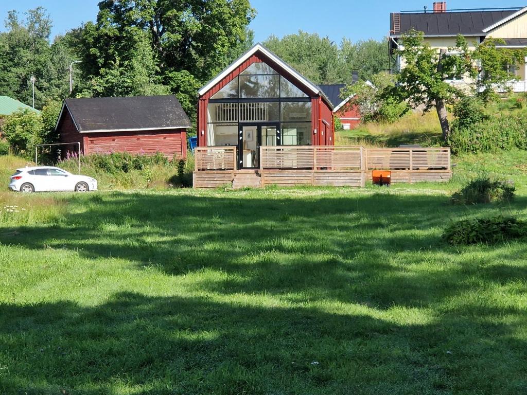 O grădină în afara Luxury Cottage and Sauna Space