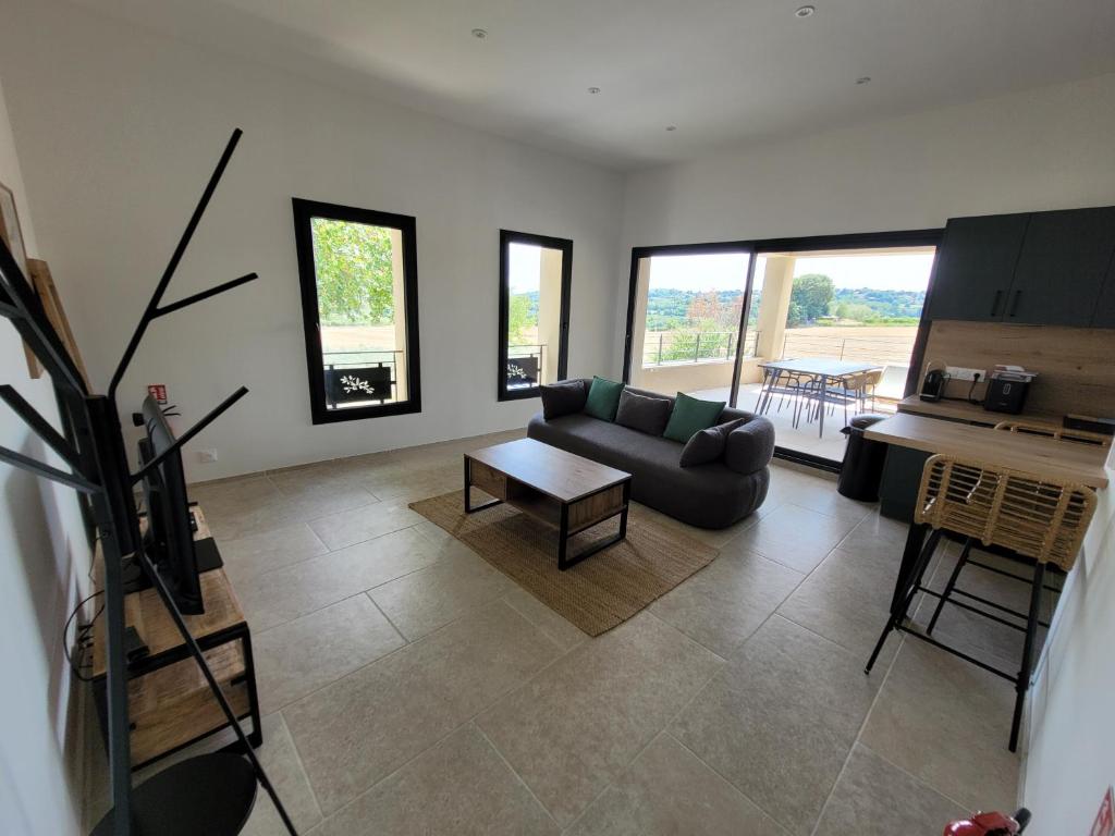 un salon avec un canapé et une table dans l'établissement la bastide de l'adrech, à Manosque