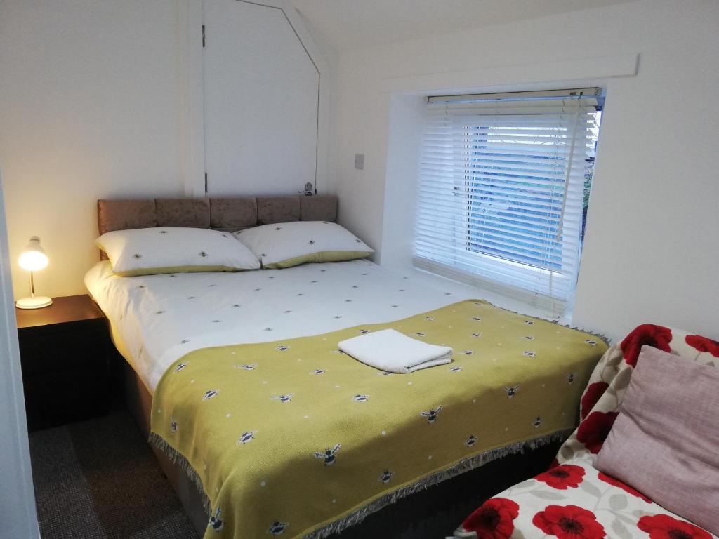 Postel nebo postele na pokoji v ubytování Kirkcaldy High Street Modern studio