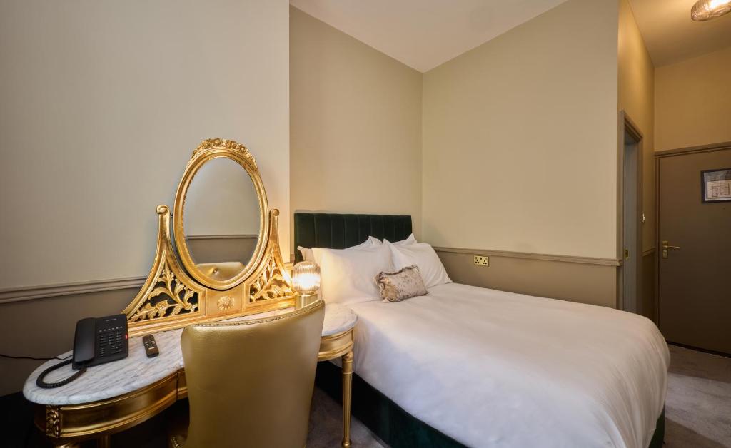 a hotel room with a bed and a mirror at Temple Bar Townhouse in Dublin
