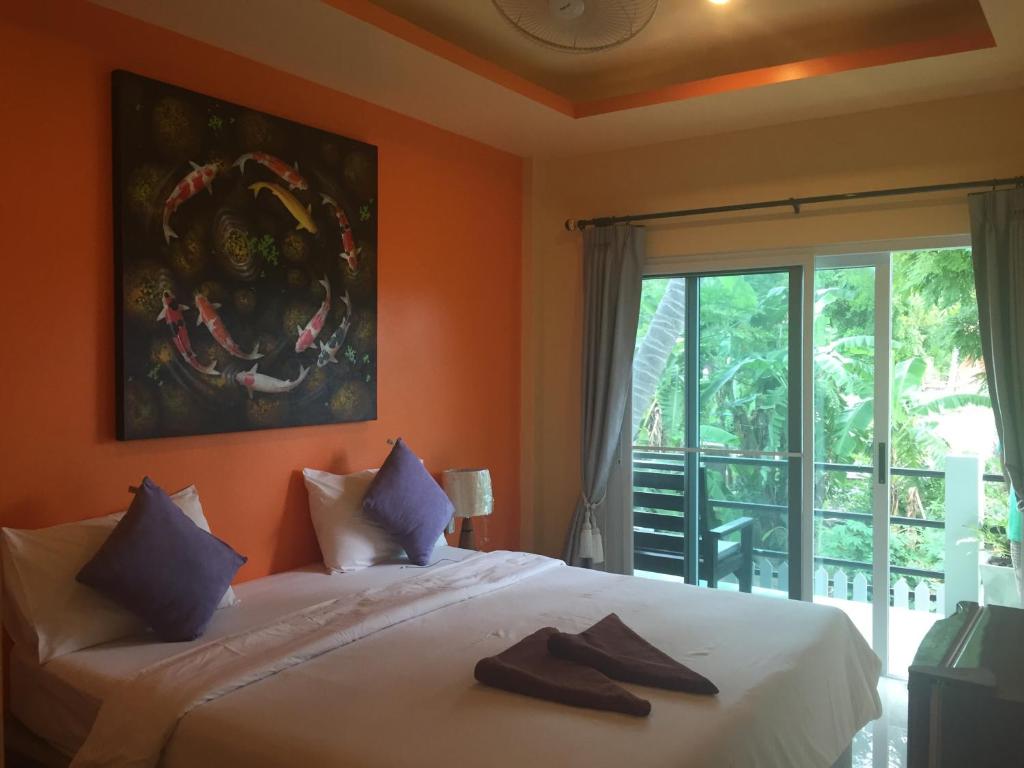 Letto o letti in una camera di Baan Suan Ta Hotel