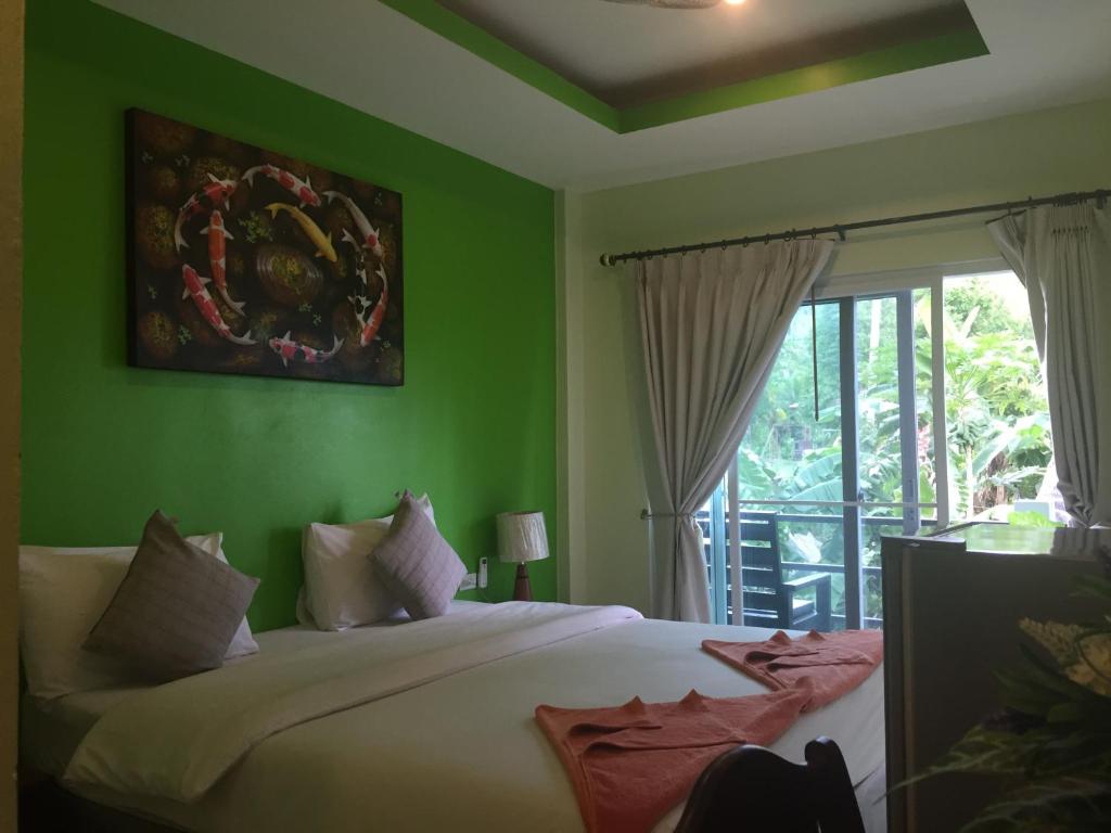 Letto o letti in una camera di Baan Suan Ta Hotel