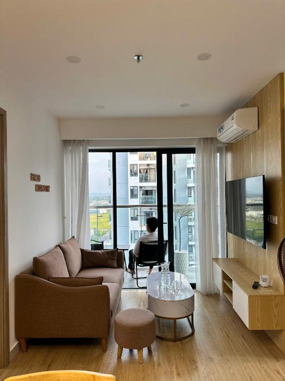 Thôn Văn DươngにあるPrado Homestay 1のソファとテーブルのあるリビングルーム