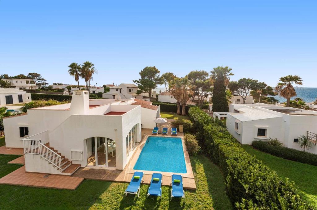 una vista aerea di una casa con piscina di Villa Bini Cinco by Villa Plus a Binibeca