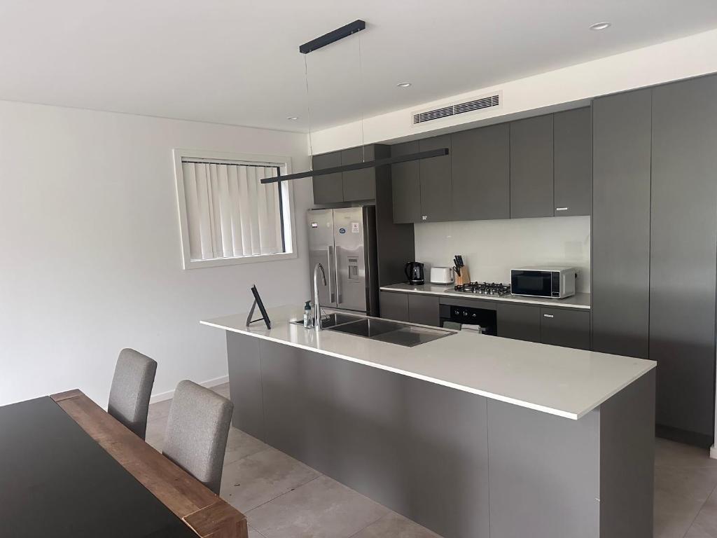 Η κουζίνα ή μικρή κουζίνα στο Modern and Comfortable Queen Room - OR2