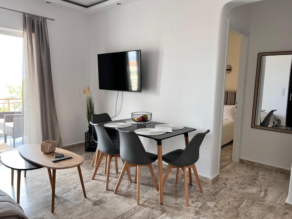 a living room with a dining room table and chairs at Kyklamino Apartment in Loutra Oraias Elenis