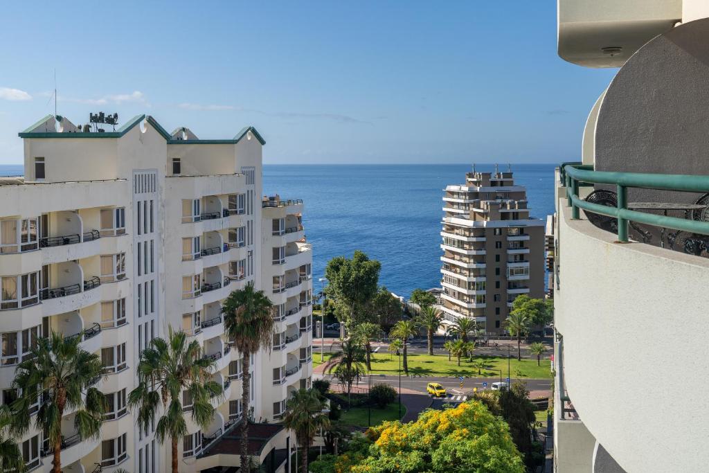 Una vista del océano desde un edificio en Golden Star AU by An Island Apart, en Funchal