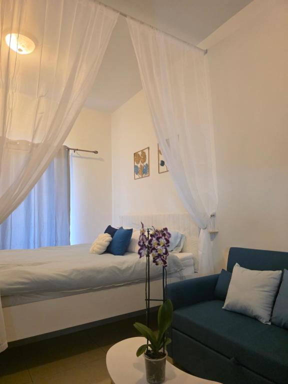 una camera da letto con un letto e un divano di Breeze Studio & Golf view, pool, gym & identity renew a Ras al Khaimah