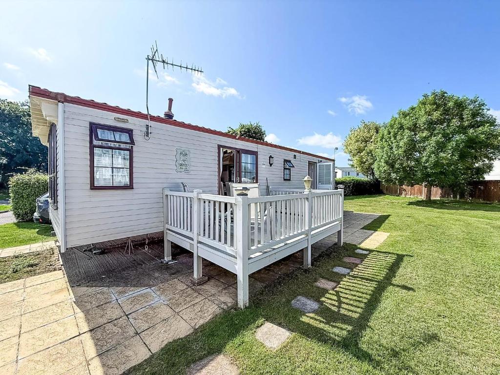 great-6-berth-caravan-for-hire-at-cherry-tree-holiday-park-in-norfolk