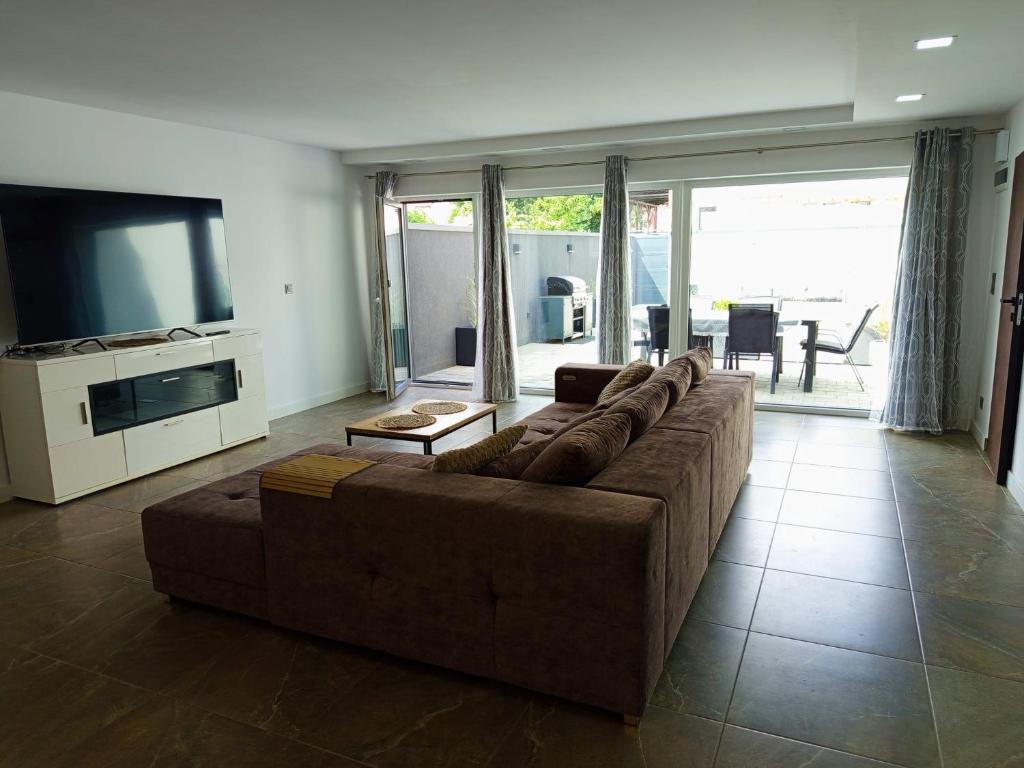 un soggiorno con un grande divano e una TV di Apartament Gizycko a Giżycko