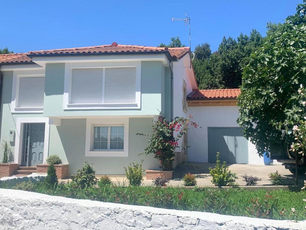 GajanoにあるCosta Marina, casa con encanto cerca mar G10996の赤屋根白屋根