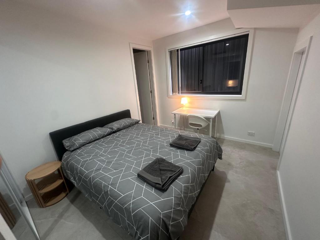 Ένα ή περισσότερα κρεβάτια σε δωμάτιο στο Queen Room in Modern House with Attached Bathroom - OR5