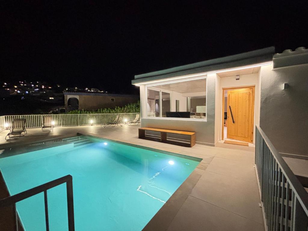 ペニスコラにあるVilla ISLAの夜の屋上スイミングプール