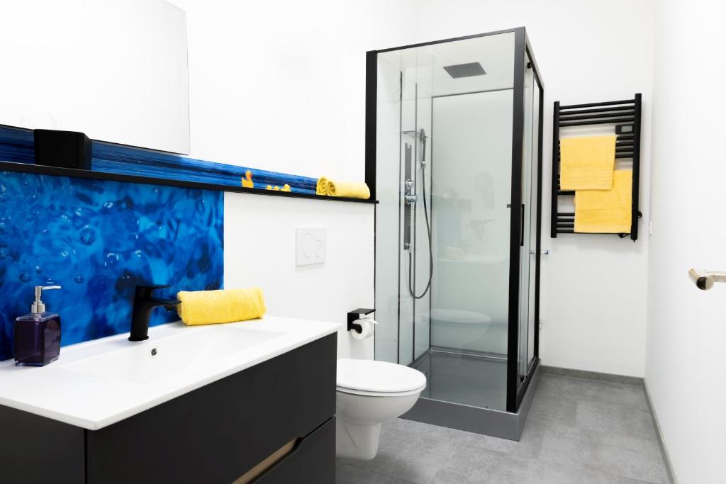 Ένα μπάνιο στο Renatus Apartments