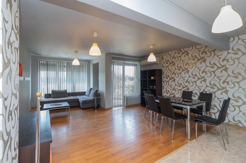 Nadia's Breeze - Spacious 1BR Apartment near the Beach