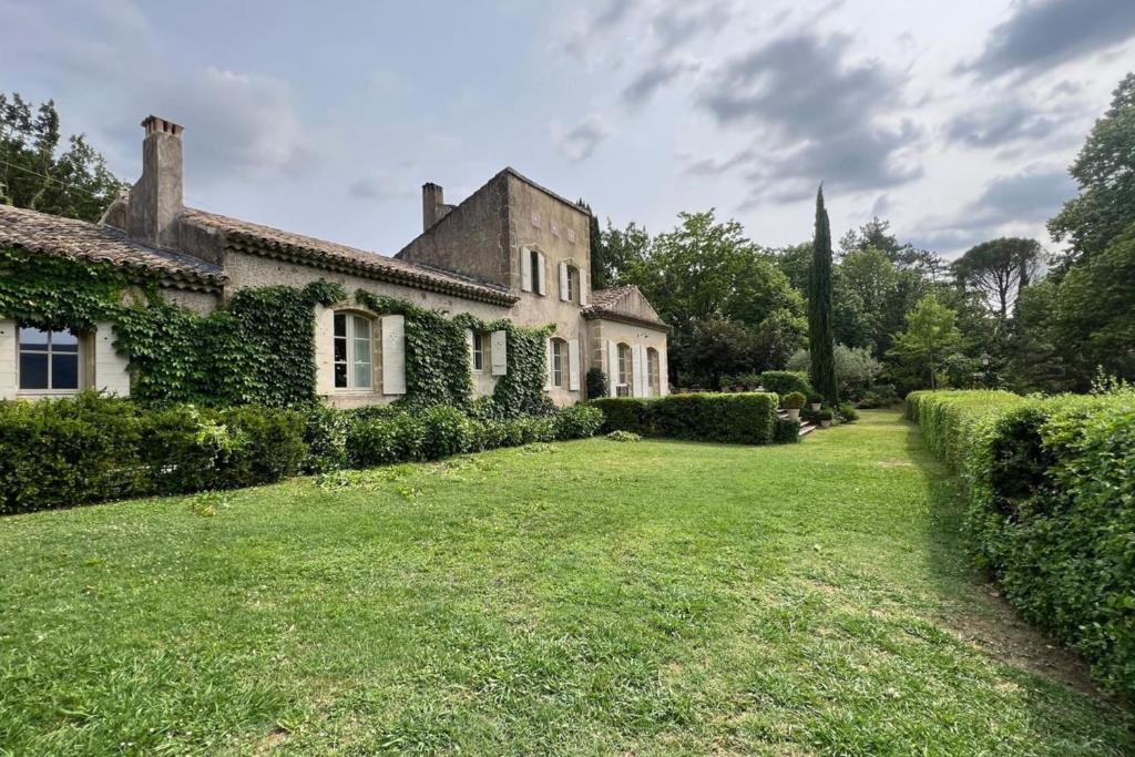 Сад в Holiday Home in Lourmarin Stunning View of the Château