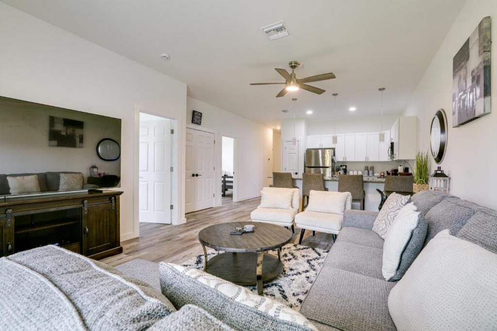 O zonă de relaxare la Lehigh Acres Family Getaway with Lanai and Golf Nearby