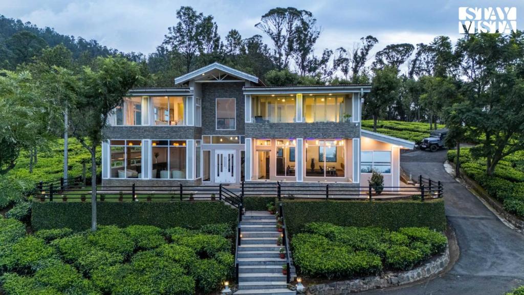 Сад в Farview Sandes Villa by VEO Part of StayVista