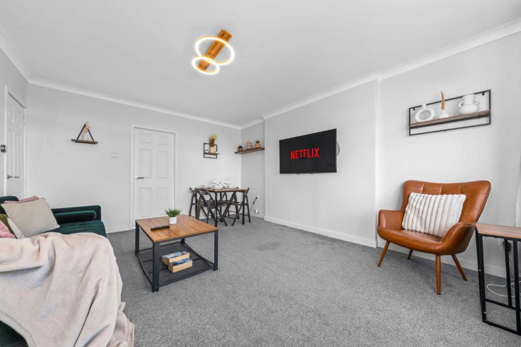 un soggiorno con un divano e un tavolo di Quirky, Family Home in Glasgow a Cardonald