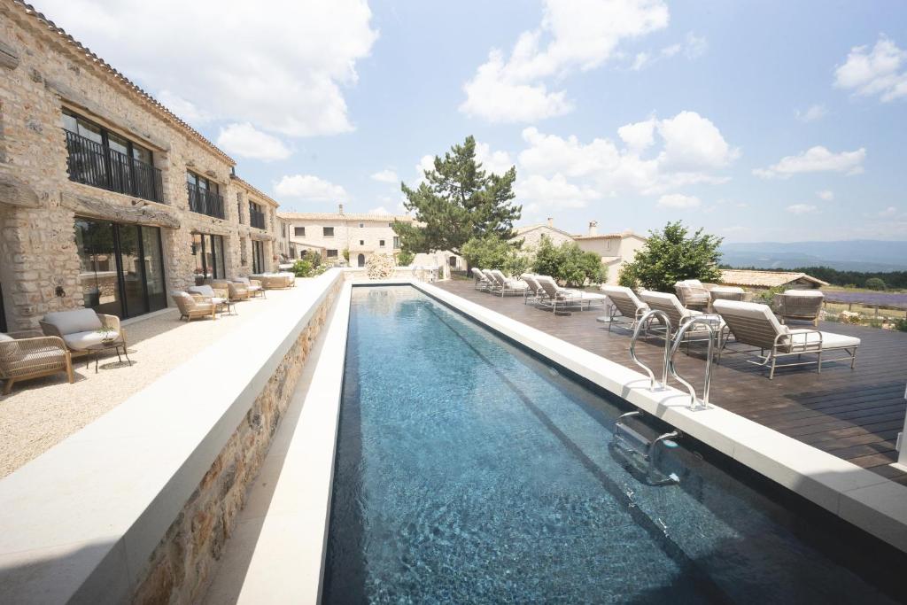Swimmingpoolen hos eller tæt på Domaine Château du Bois Provence