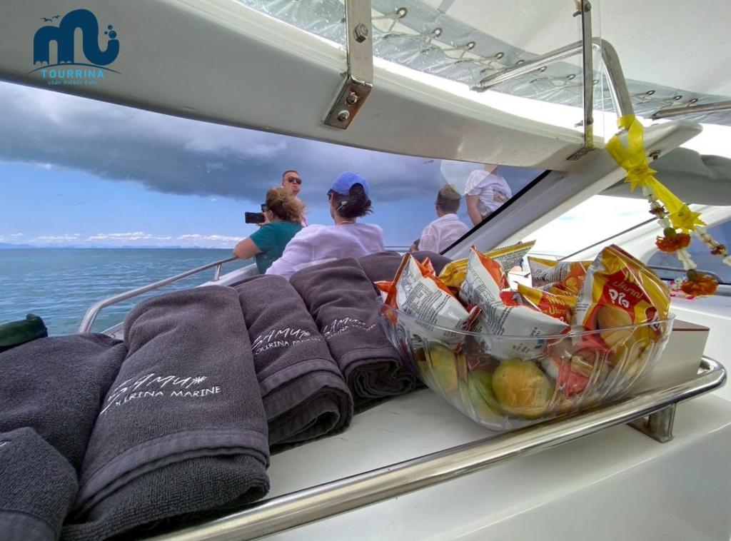 Naturlandskabet i nærheden af båden