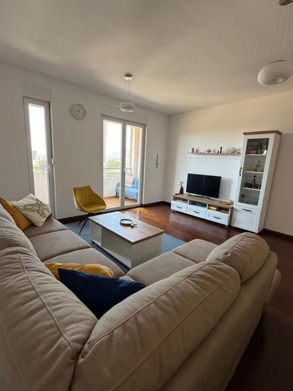 a living room with a couch and a tv at Sargo Apartman Bar in Bar