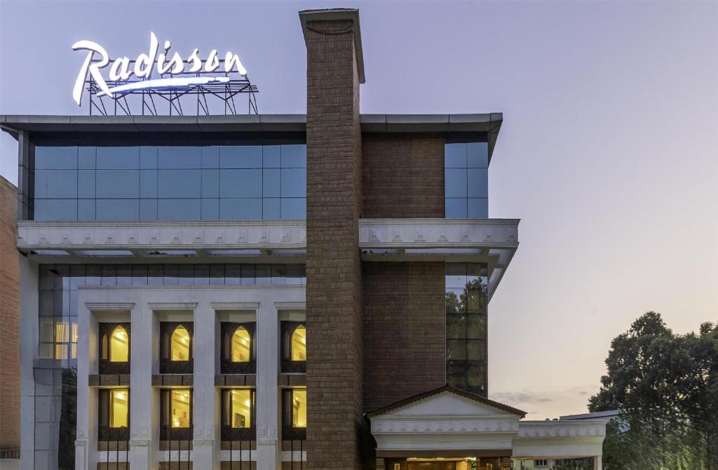 シュリーナガルにあるRadisson Srinagarの上に看板がある建物