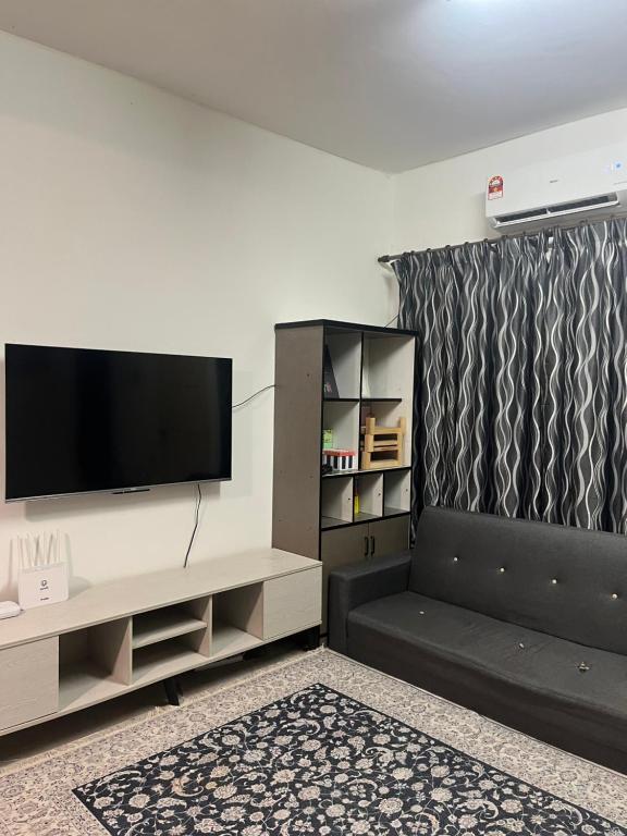 Una televisión o centro de entretenimiento en MGH Homestay Bangi Wonderland