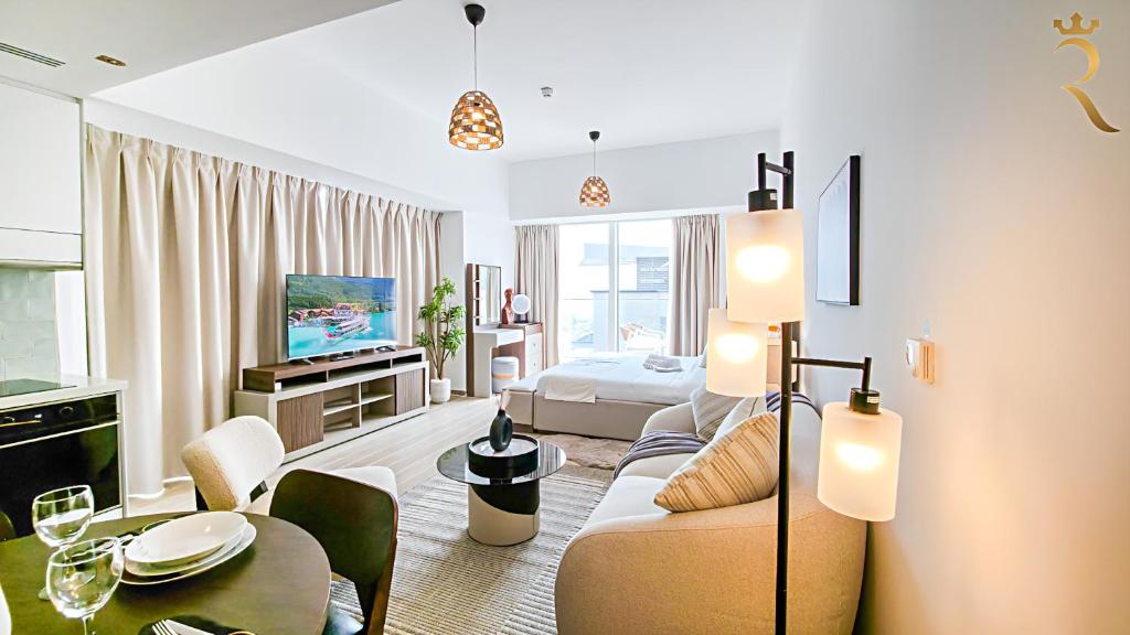 Μια τηλεόραση ή/και κέντρο ψυχαγωγίας στο Mayan Breeze Studio with Balcony in Yas Island