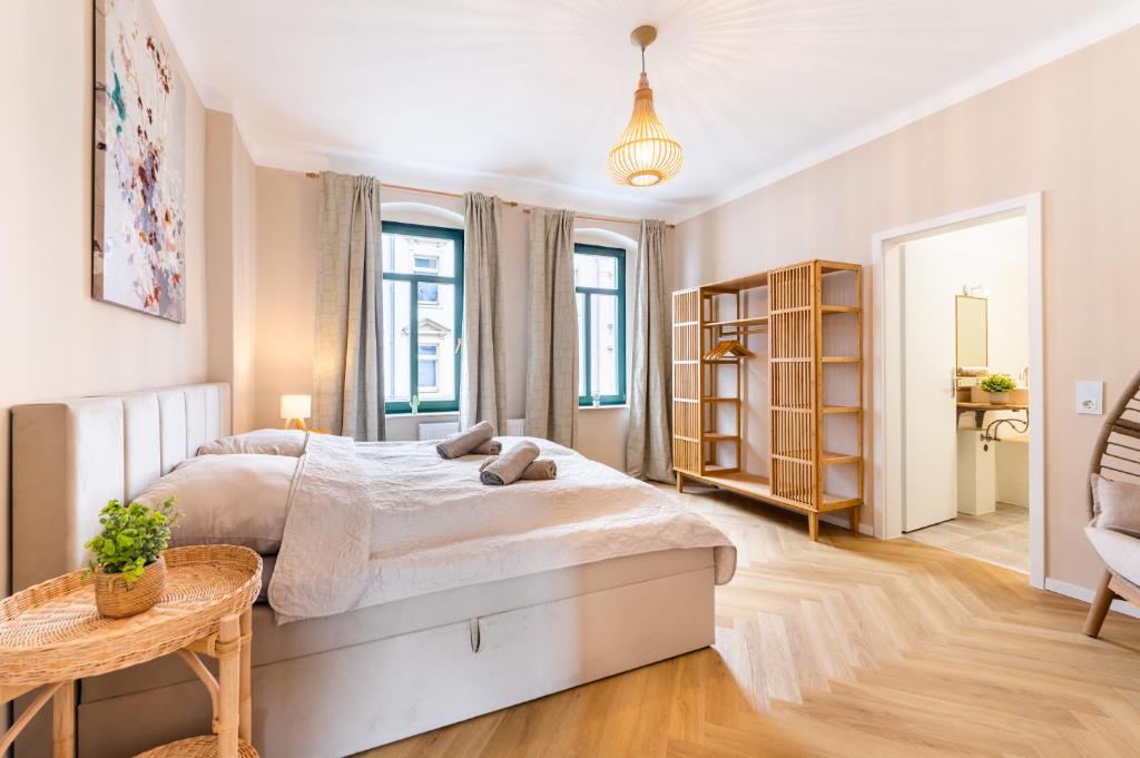 a bedroom with a large bed and a table at NEU 2 Personen, zentrumsnah in Meißen