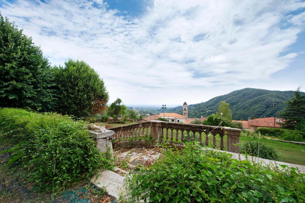 Mosso Santa MariaにあるVilla Grazia - Valdilanaの山を背景に囲まれた木塀