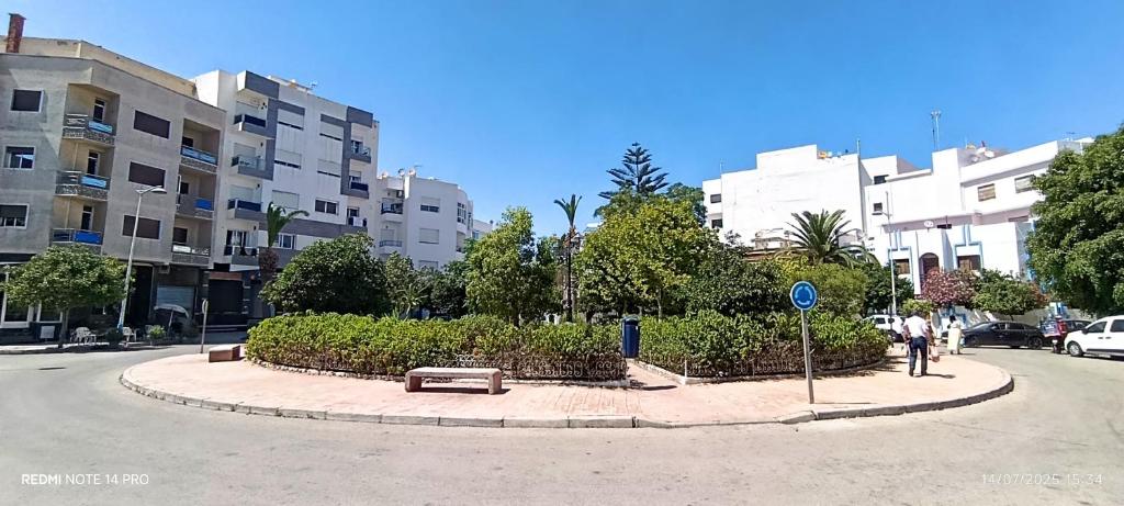 マルティルにあるbel appartement à martilのある男が街の通りに立っている
