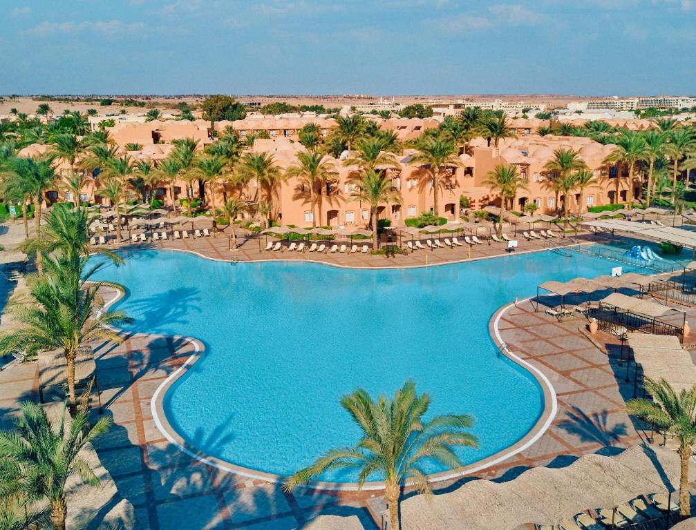Una vista aérea de una piscina en un resort. en JAZ Makadi Oasis Resort, en Hurghada