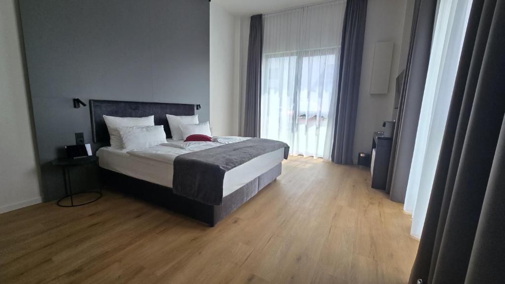 Frames Hotel GmbH - Double Room - Disability Access