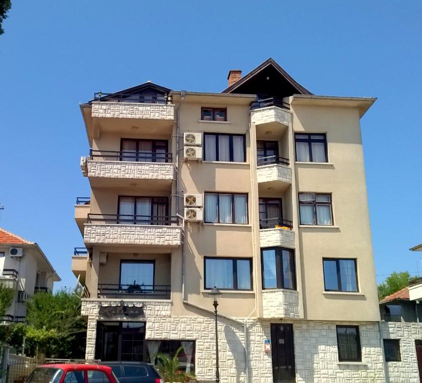 Guest house Kaliana في سوزوبول: مبنى شقق في مدينة بيلبورغ