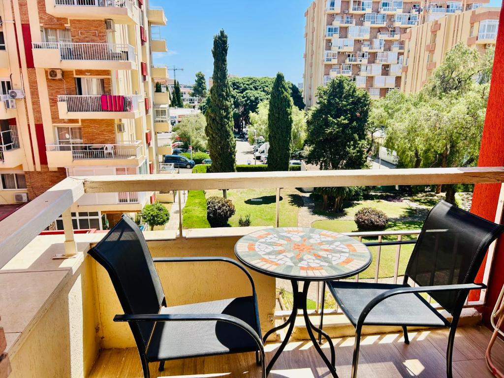 Un balcón con una mesa y sillas en un balcón. en Iris Apt, en Benalmádena
