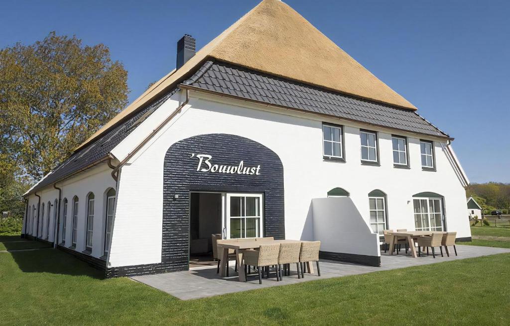 a large white building with a table in front of it at G-21 Bouwlust in De Cocksdorp